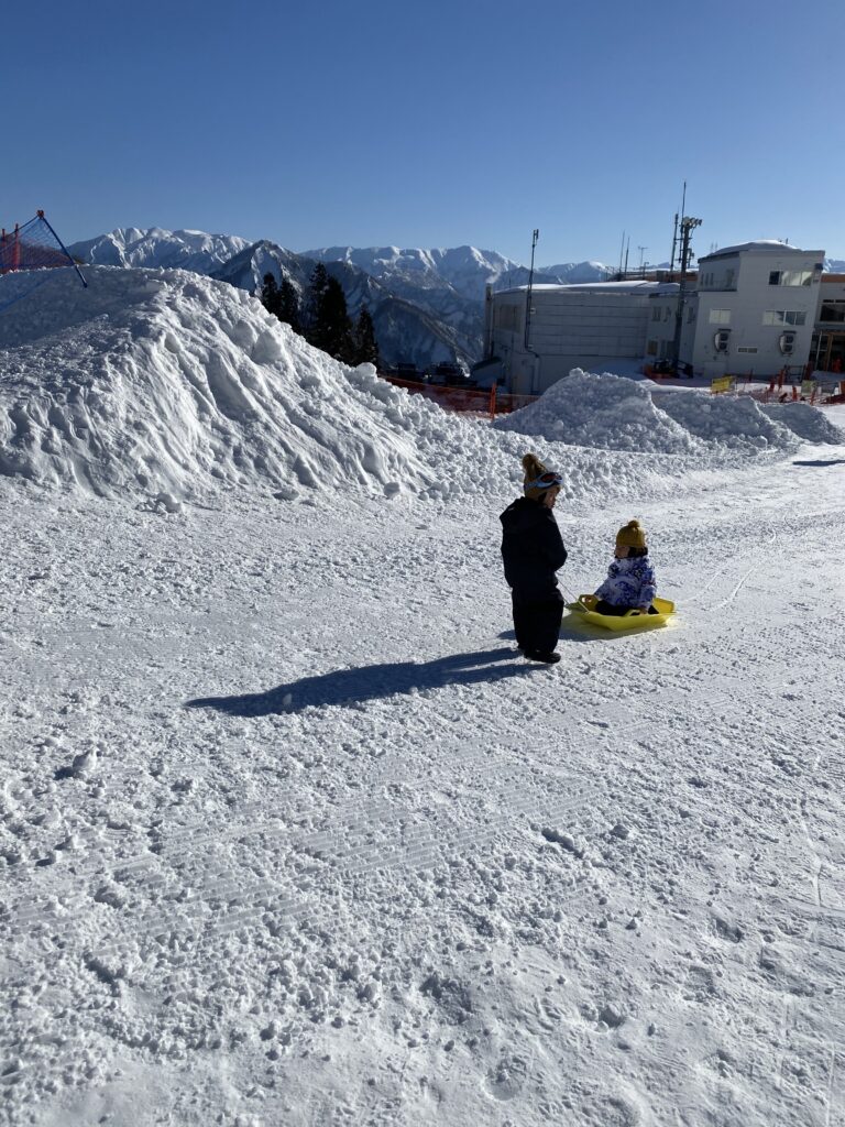 ソリで遊ぶ子どもたち