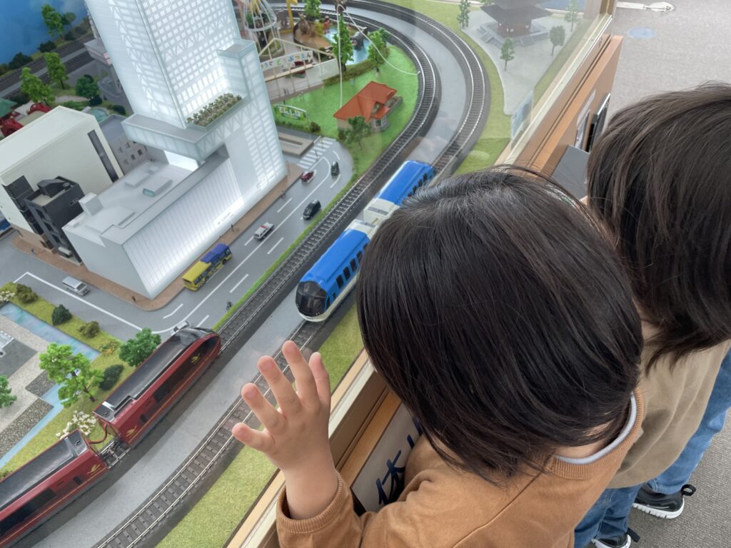 ジオラマの鉄道模型に見入る子どもたち
