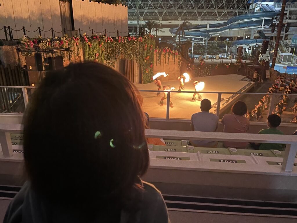 ファイヤーナイフダンスを見る子ども