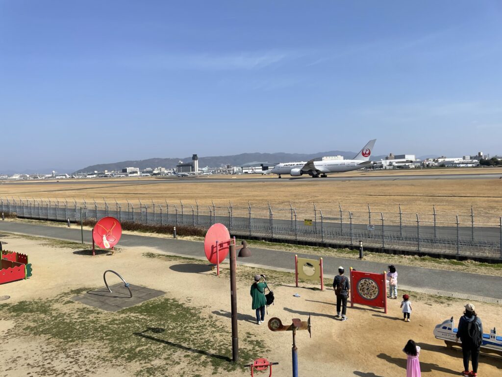 滑走路と遊具のある公園