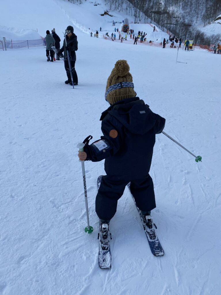 ストックを持ってスキーをする子ども