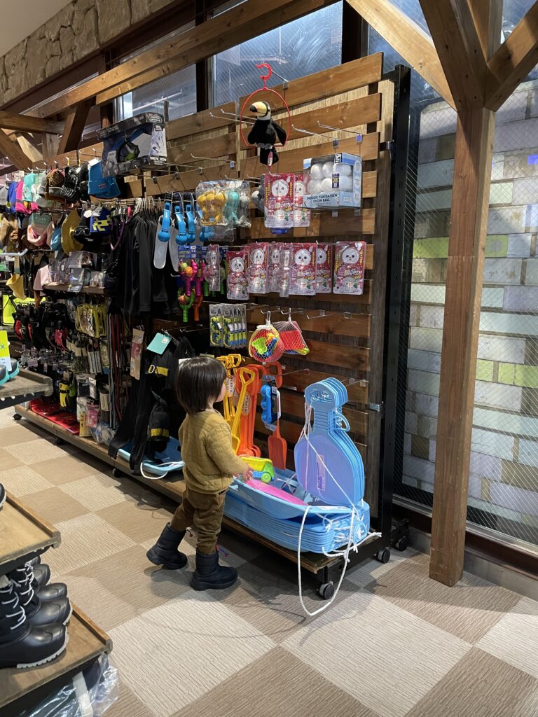ゲレスポで商品を見る子ども