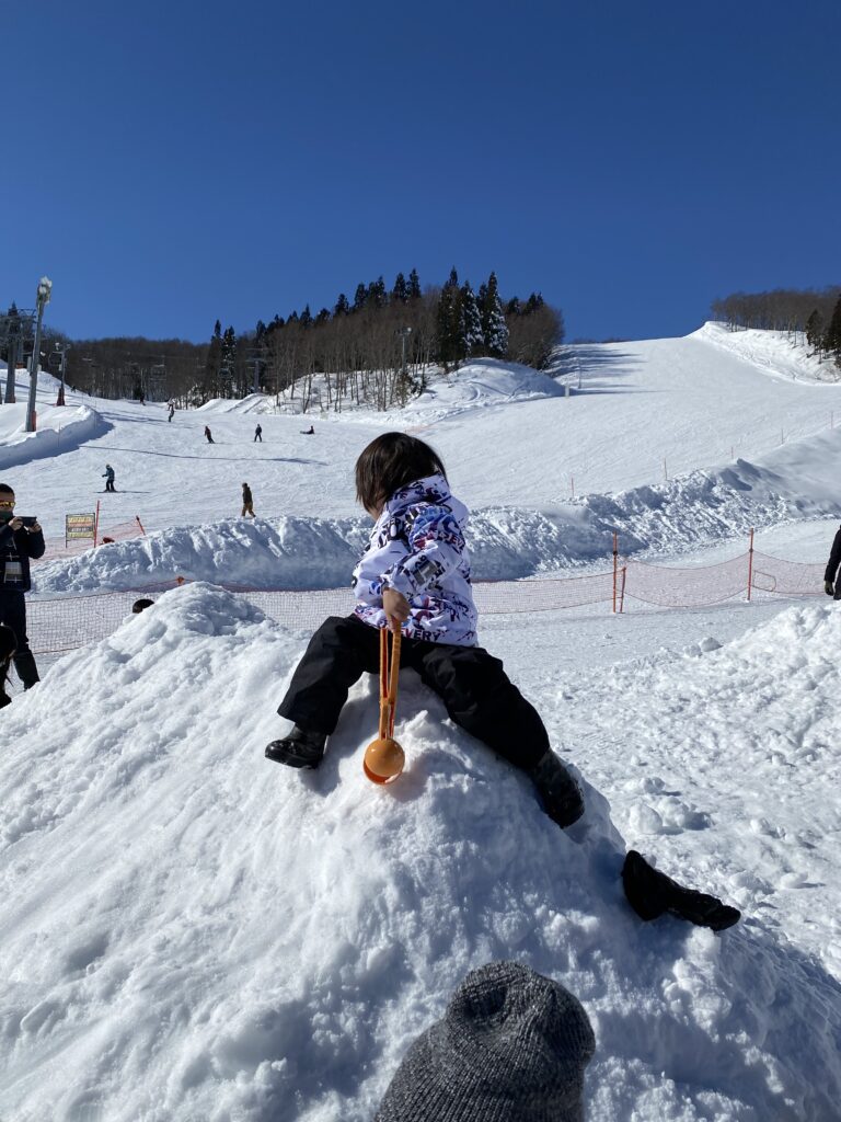 雪山の上で遊ぶ子ども