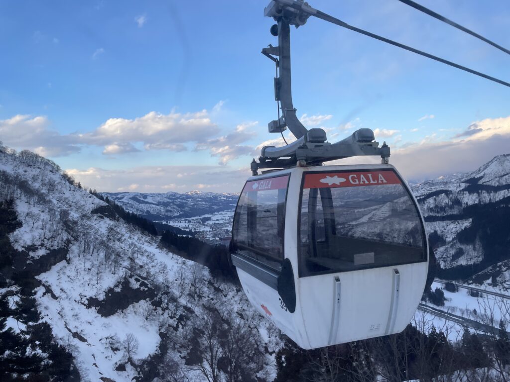 雪山の上を進むGALA湯沢のゴンドラ