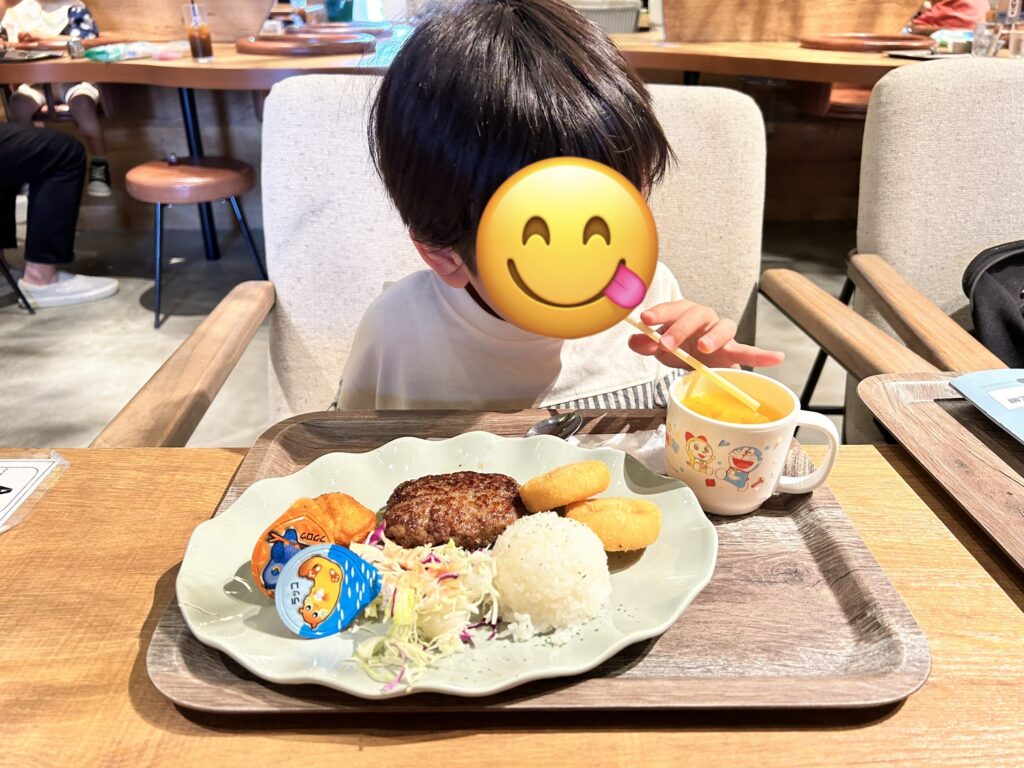 こもれびカフェで子ども用プレートを食べる子ども