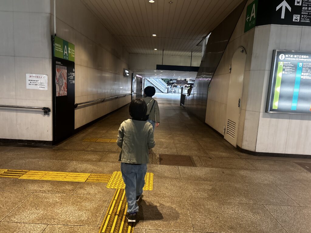 駅の構内を歩く子ども