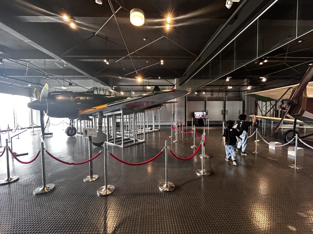 広い展示室を歩く子どもたち