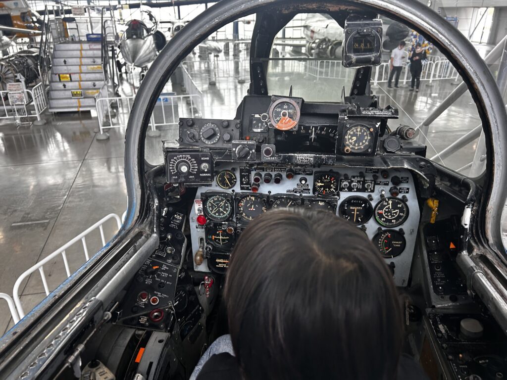 戦闘機のコックピットに座る子ども