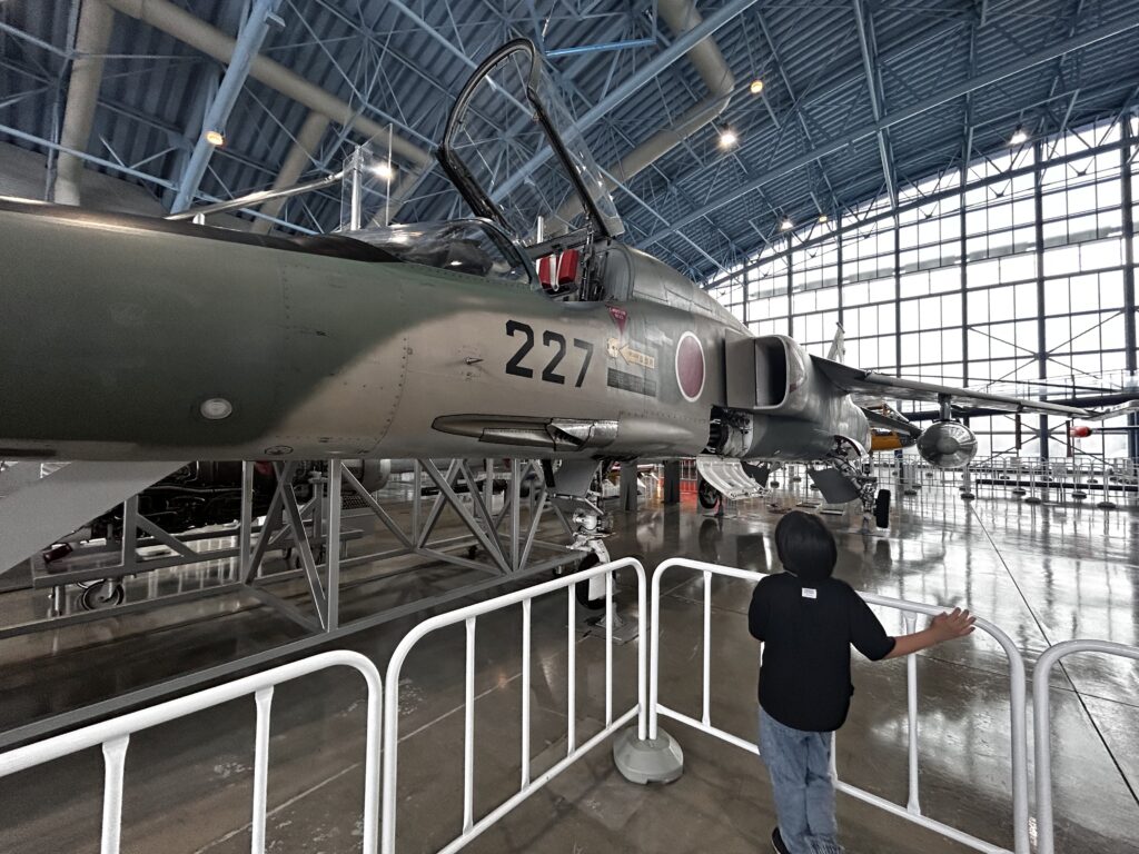 展示された戦闘機と子ども