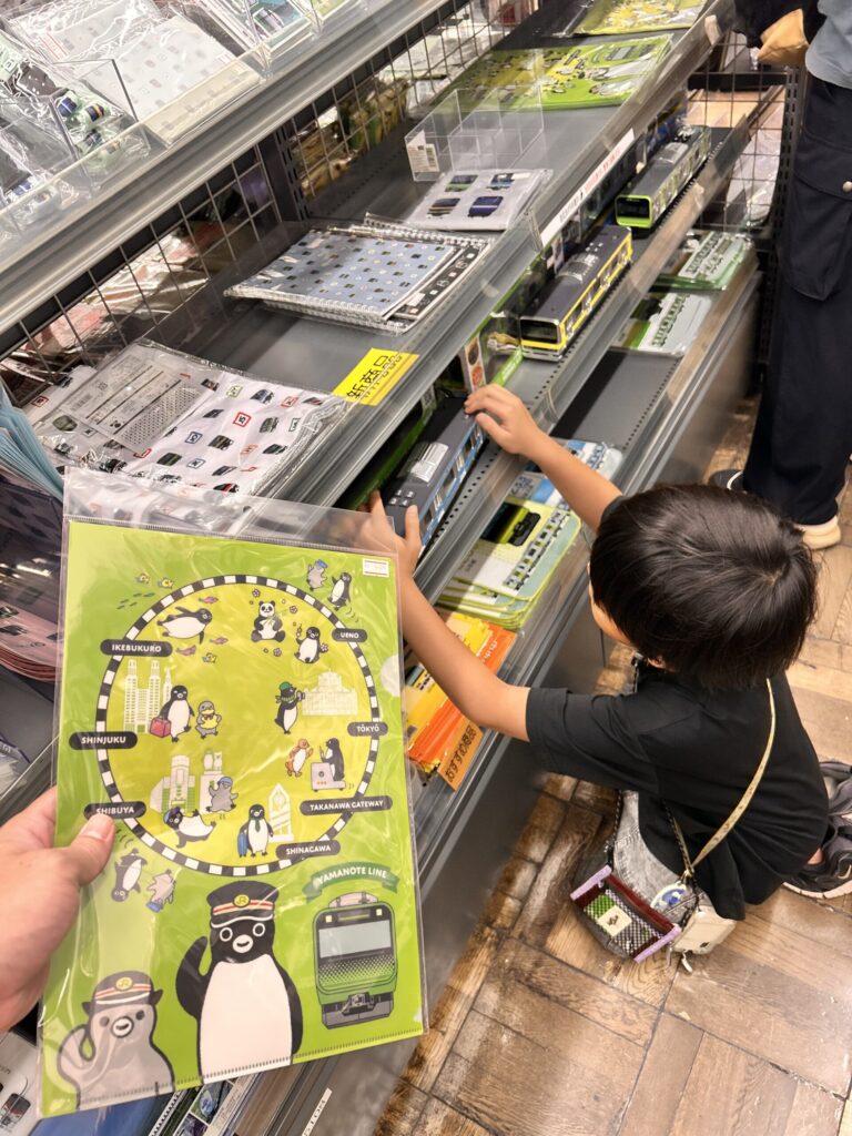 書泉グランデの鉄道グッズの棚