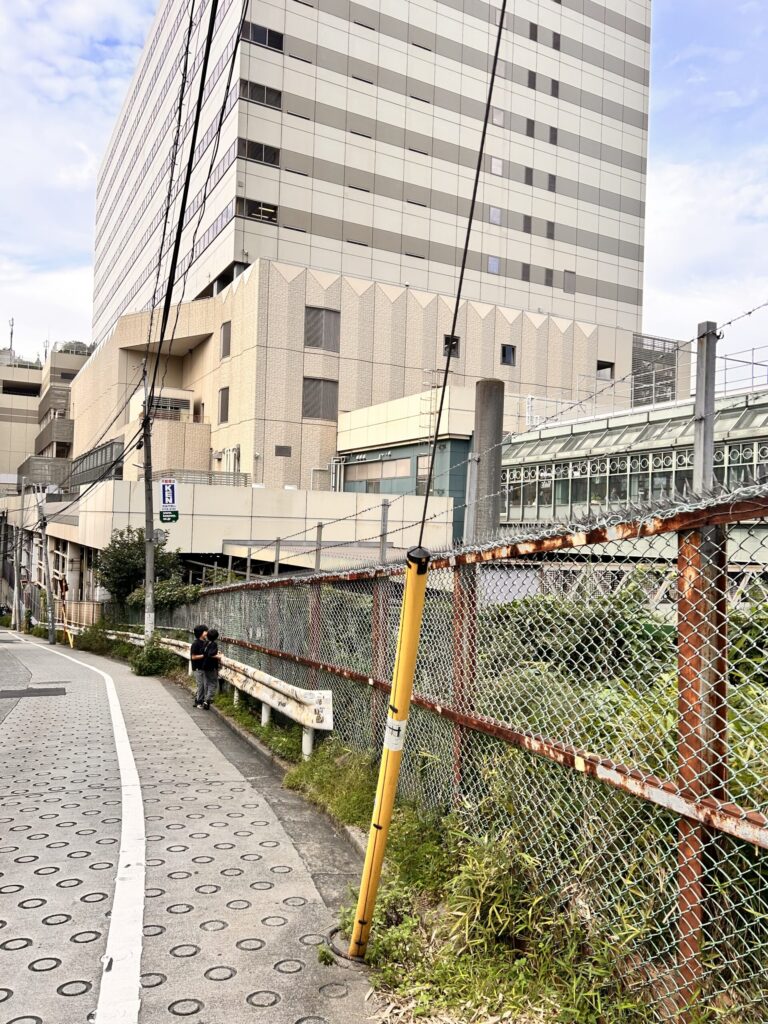 恵比寿の街を歩く様子