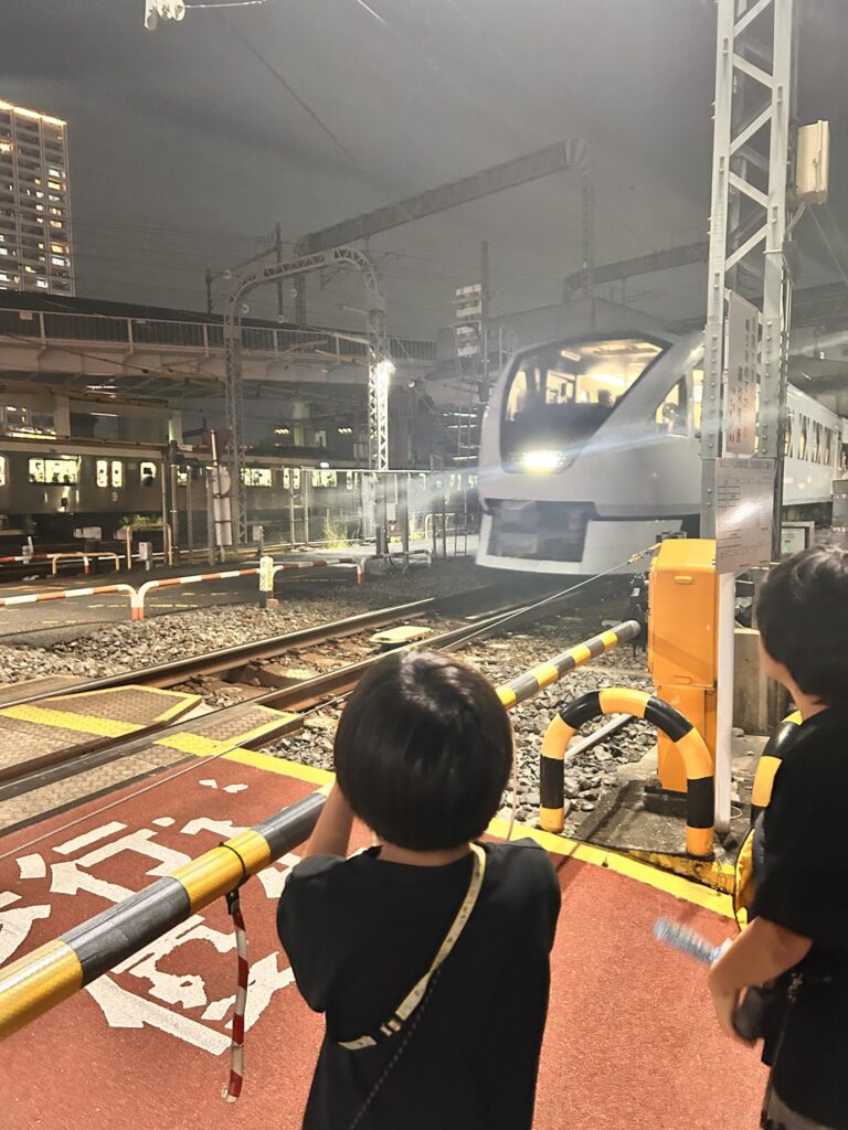 ライトを光らせて近づく特急列車
