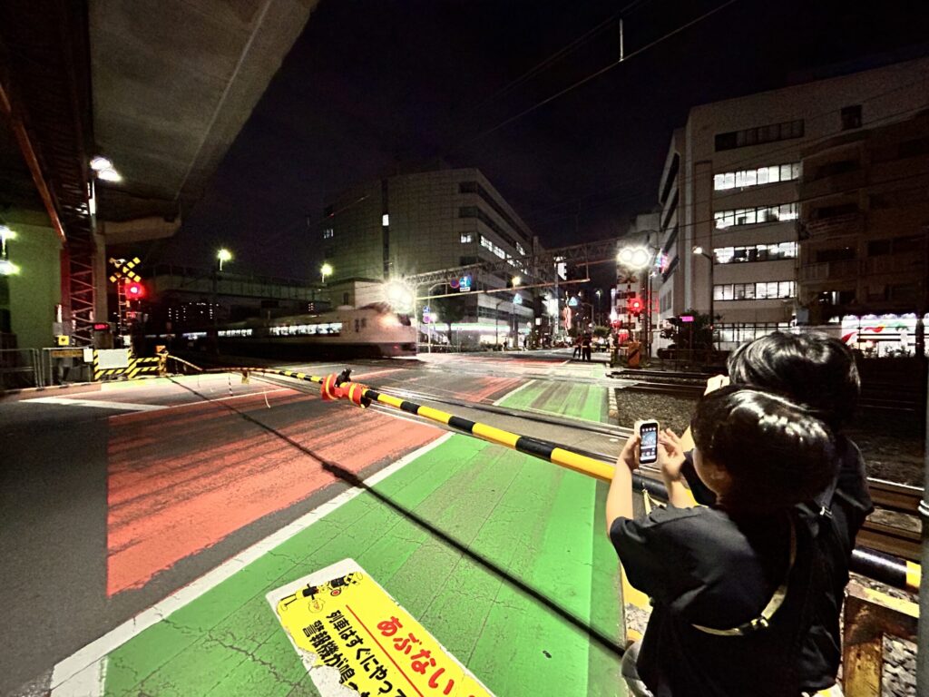 夜の踏切