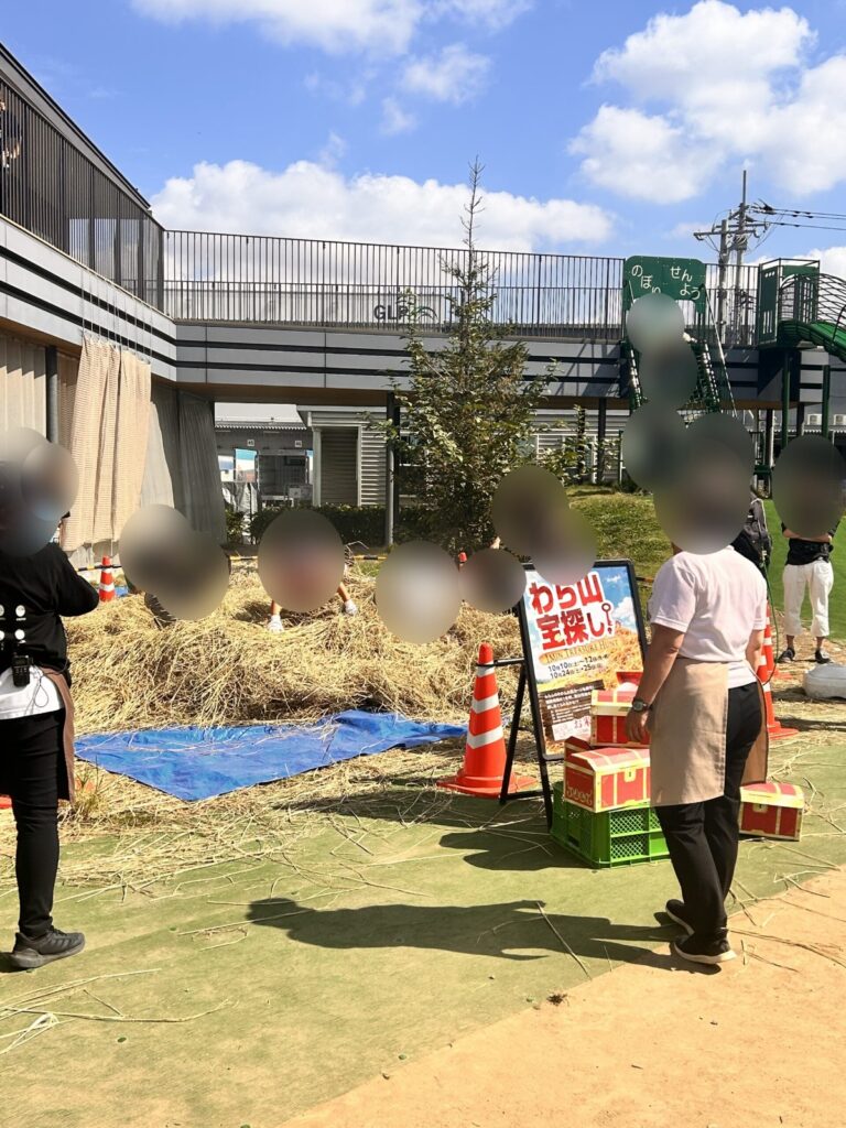 わら山宝探しに挑戦する子どもたち