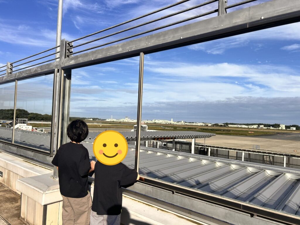 茨城空港の展望デッキから滑走路を眺める子どもたち