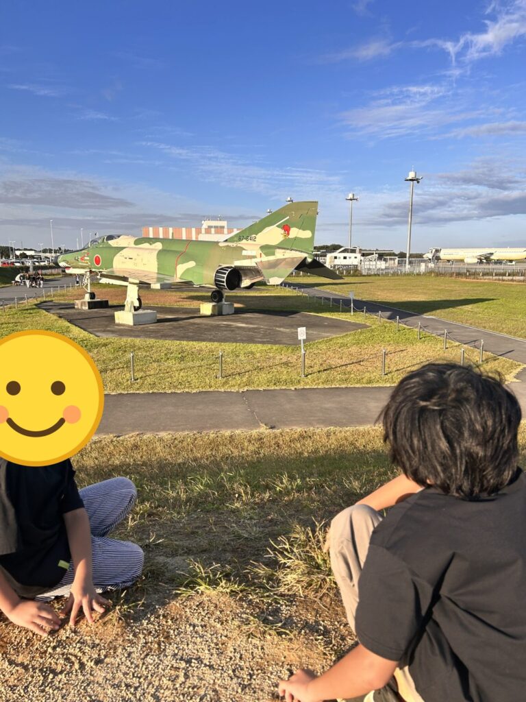 茨城空港に展示されている戦闘機を眺める子ども