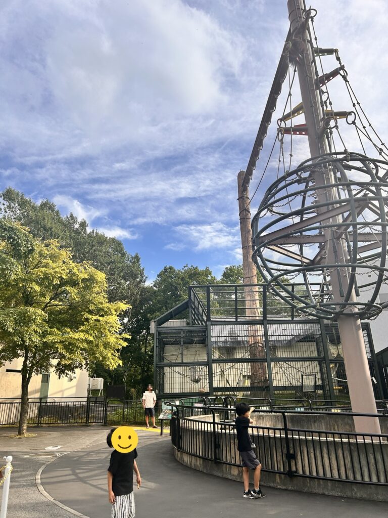 動物園の塔のような構造物を見上げる景色