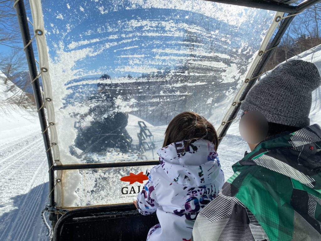 乗り物の中から見た雪景色