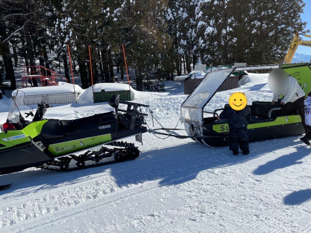 スノーモービルがけん引する乗り物
