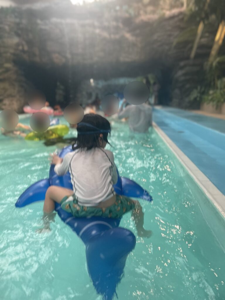 洞窟風のトンネルを進む子ども