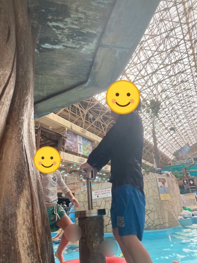 水遊びの遊具で遊ぶ子どもたち