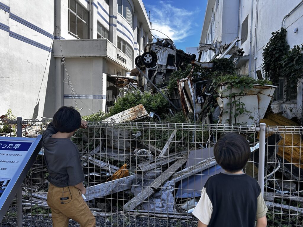 津波で運ばれた車が残る震災遺構