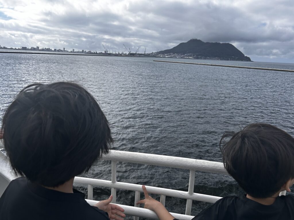 フェリーの甲板から眺めた曇り空の函館山と港