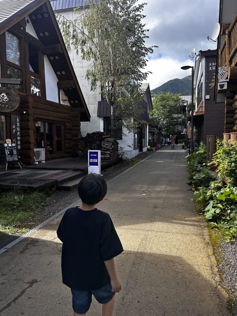 支笏湖周辺の温泉街の道を歩く子ども