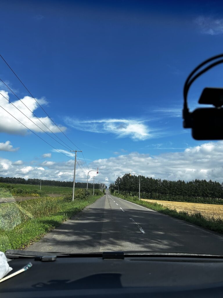 まっすぐ続く北海道の道と青空