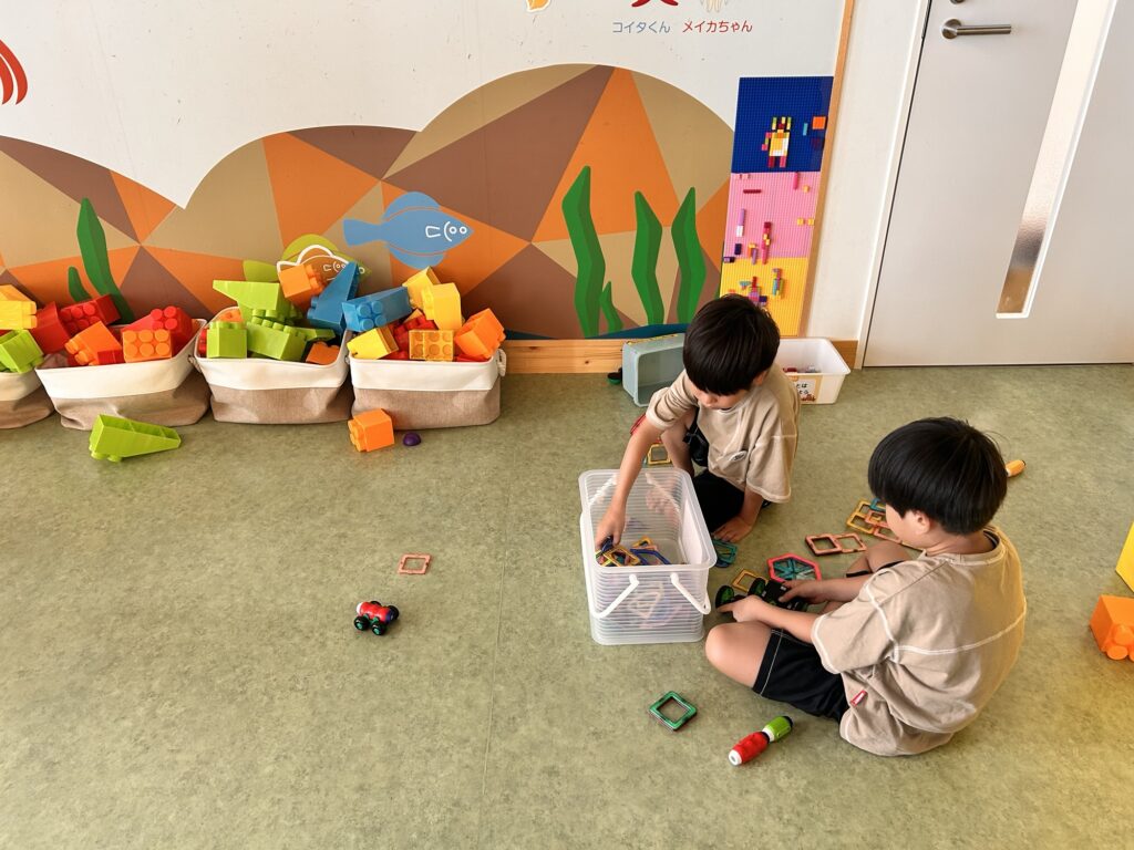 キッズスペースのおもちゃで遊ぶ子どもたち