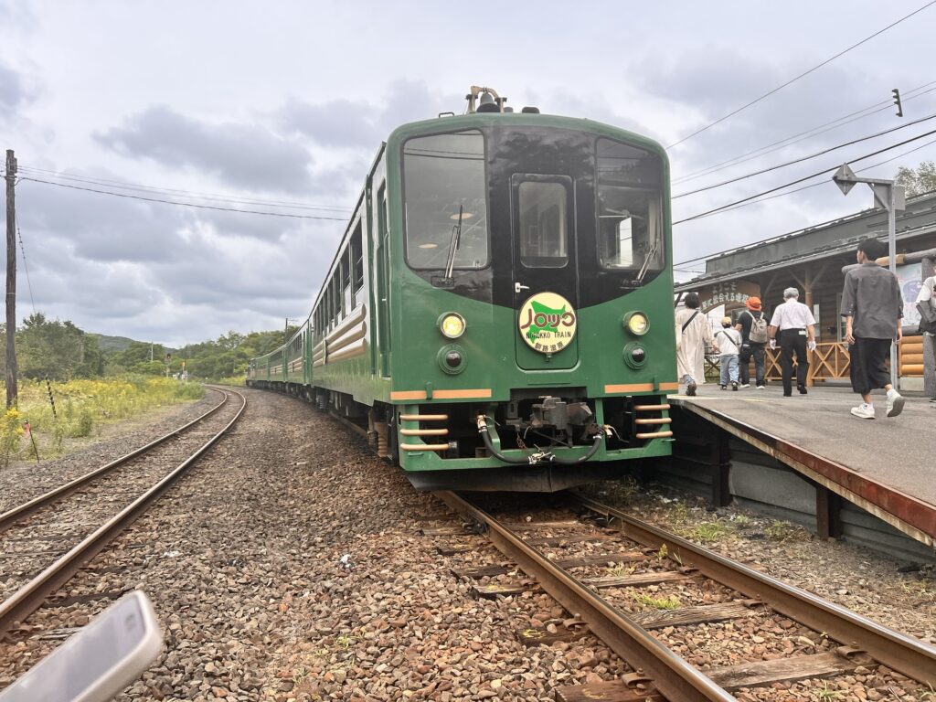 釧路湿原を走るくしろ湿原ノロッコ号の客車