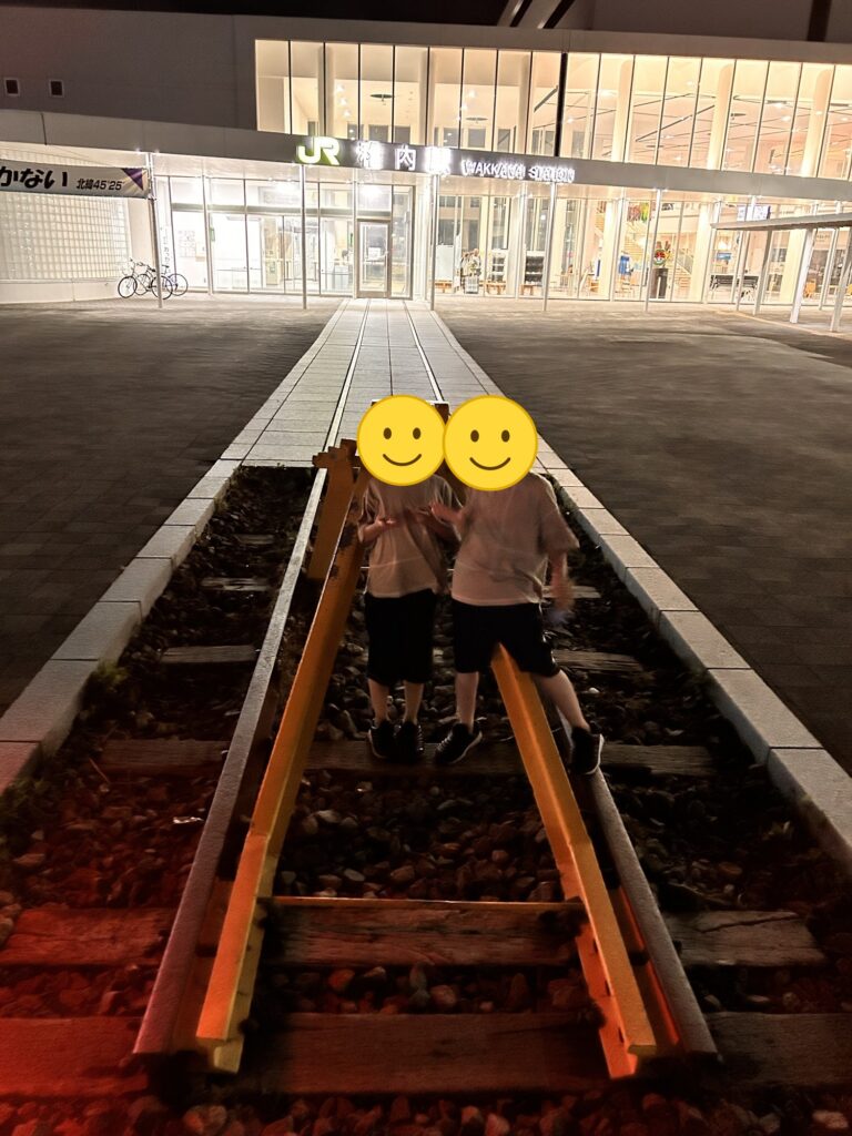 線路の上に立つ子どもたちの後ろ姿