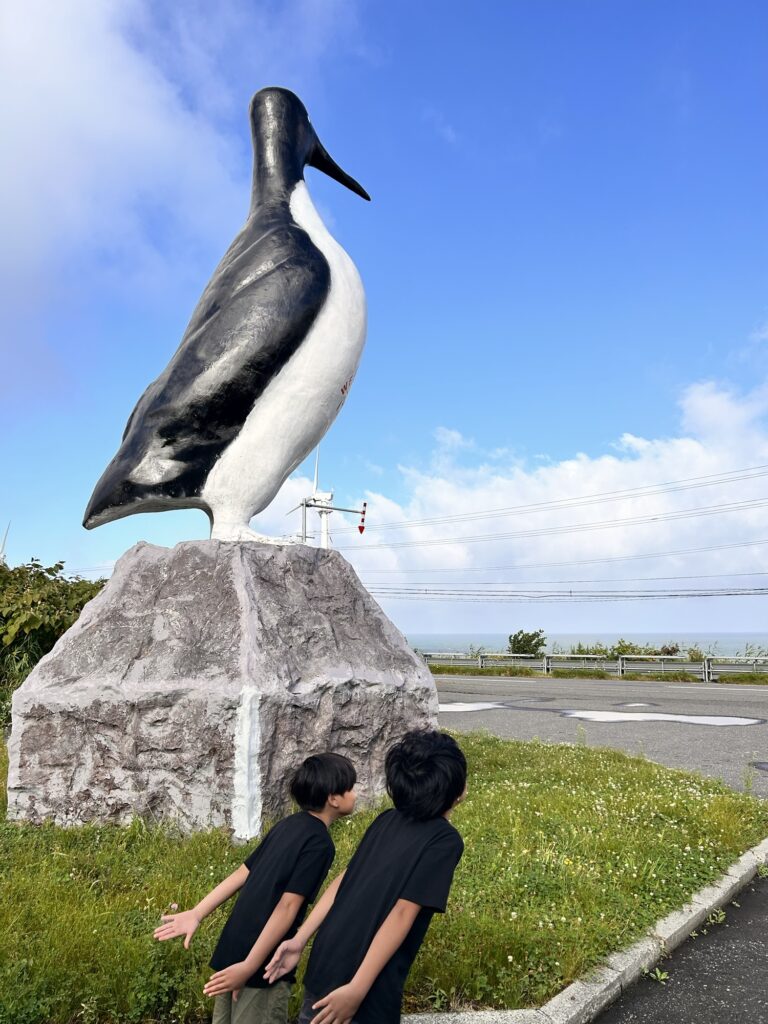 オロロン鳥のモニュメントと子どもたちの後ろ姿