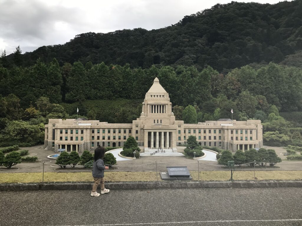 国会議事堂のミニチュアと子ども