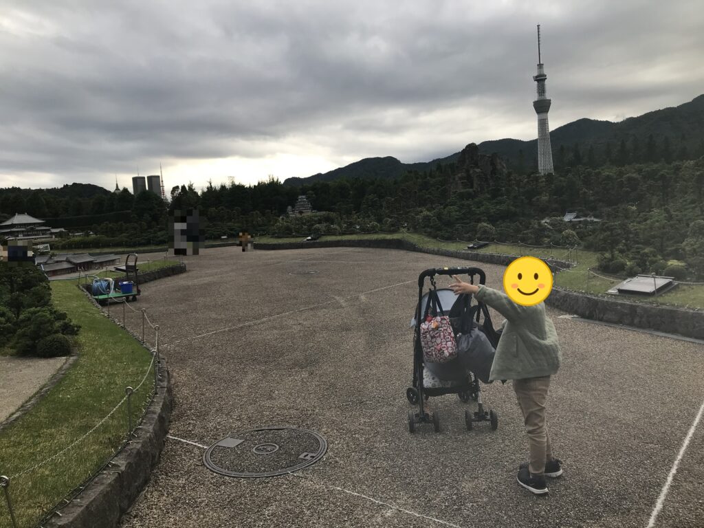 台北101の前を歩く子ども