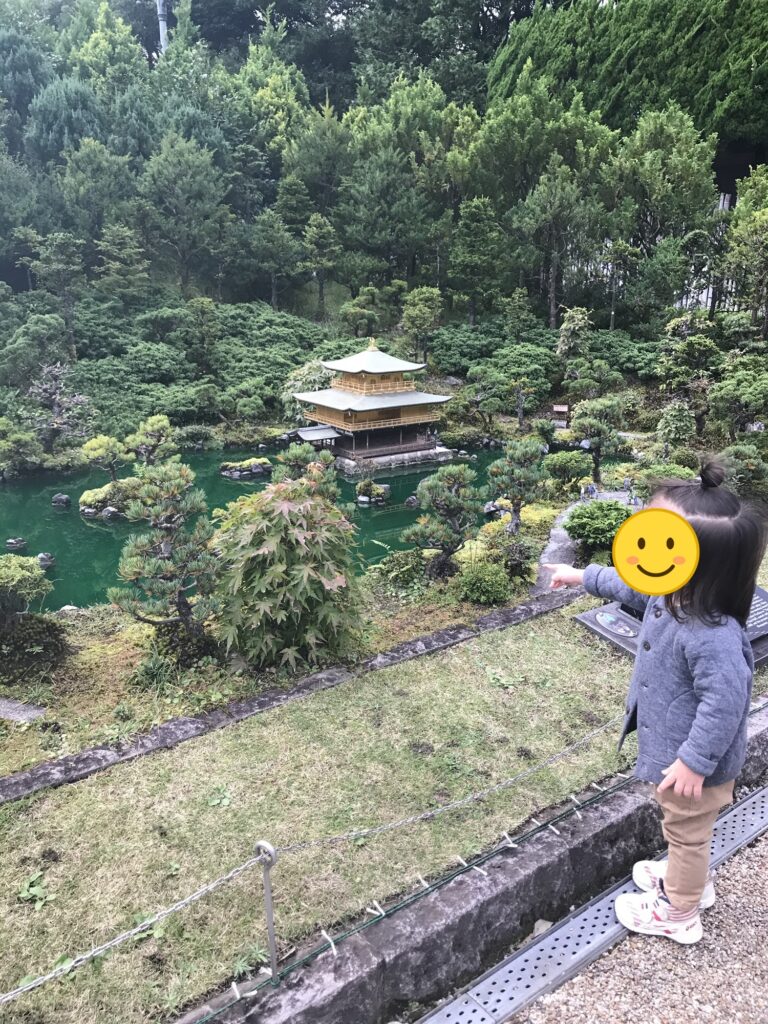 金閣寺のミニチュアを指さす子ども