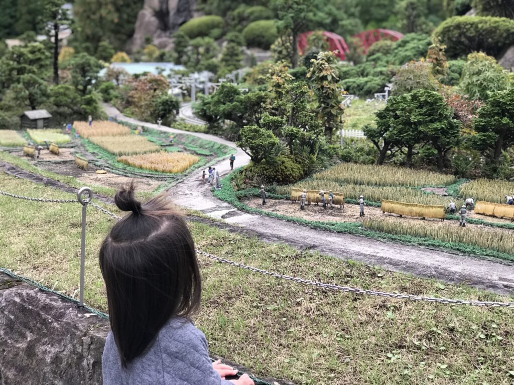 田舎の風景と鉄道のミニチュア