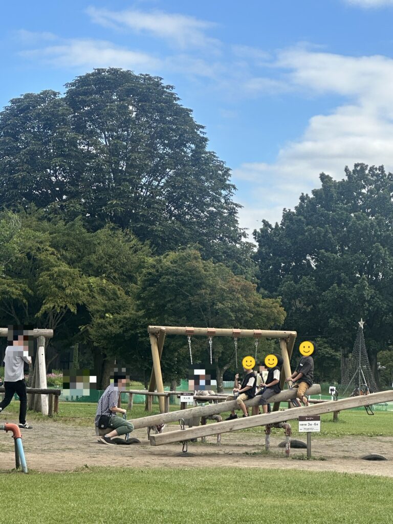 小岩井農場まきば園のシーソーなどの遊具で遊ぶ子どもたち