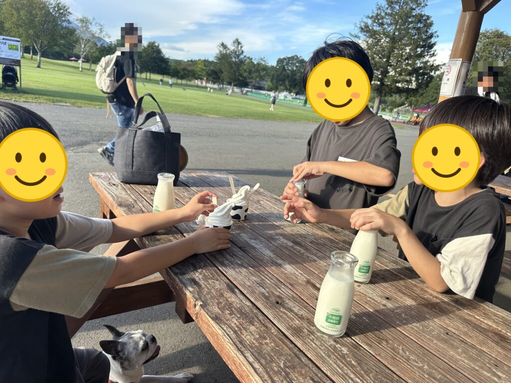 小岩井農場で牛乳とソフトクリームを楽しむ子どもたち