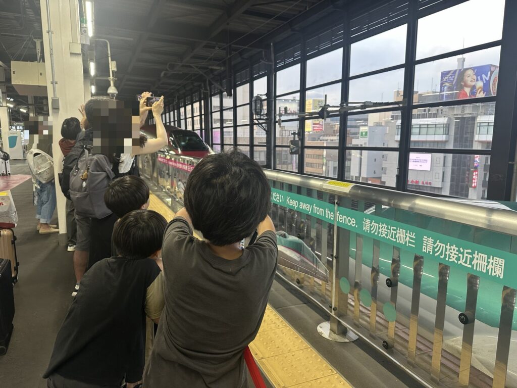 盛岡駅のホームで新幹線の連結を待つ人たち