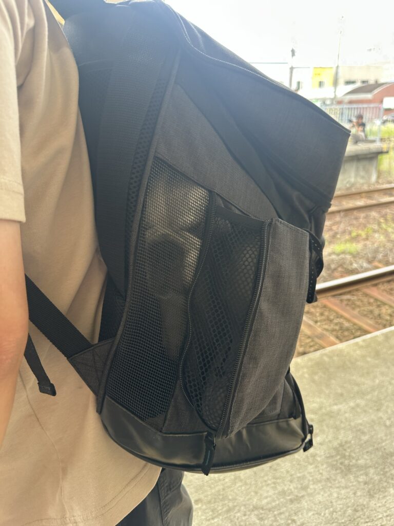 ホームでリュックを背負う家族の後ろ姿