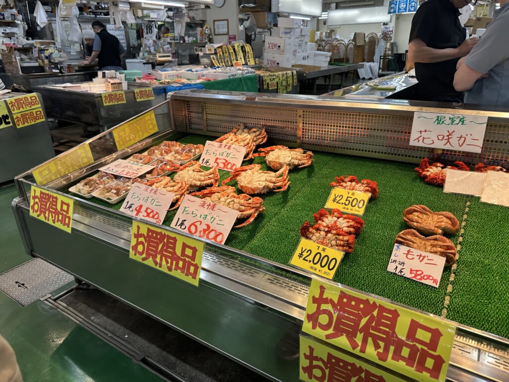 和商市場に並ぶタラバガニなどのカニ