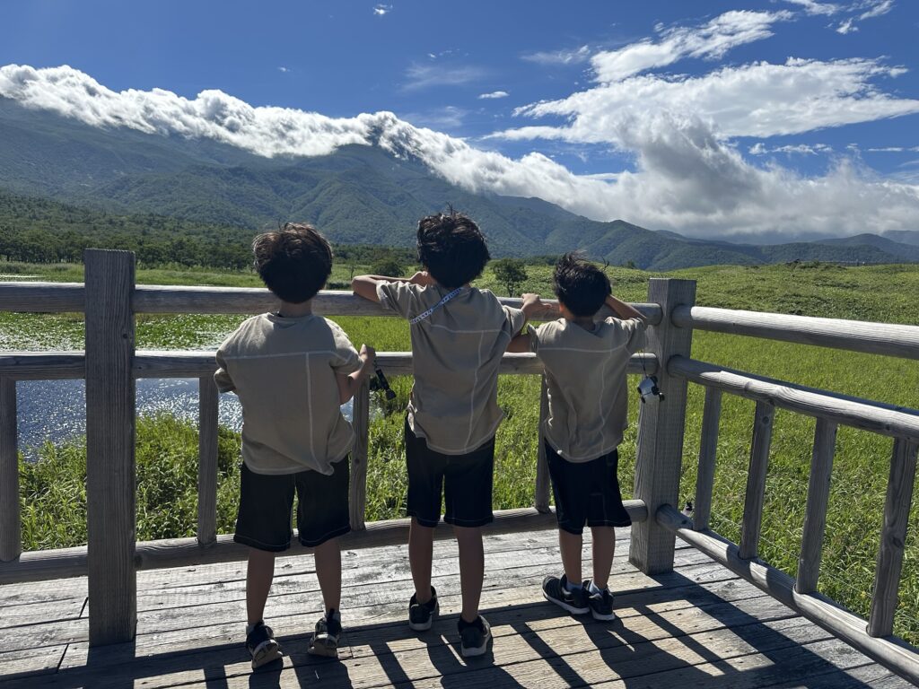 展望デッキから知床連山を眺める子どもたち