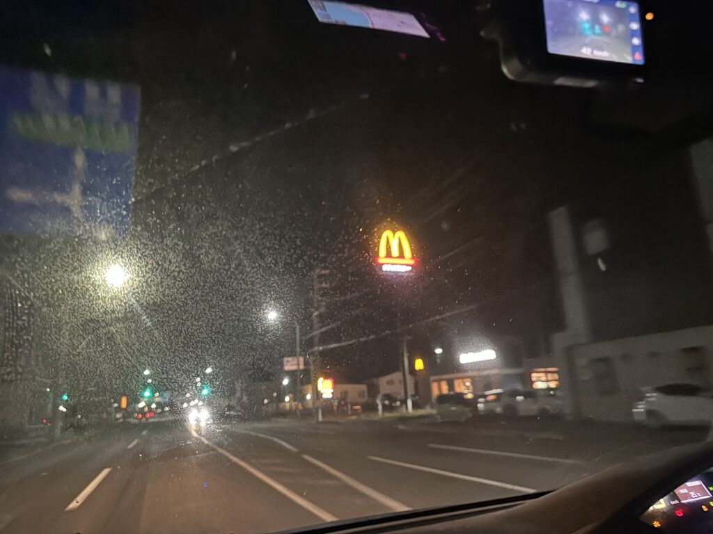 夜の街のマクドナルドの明かり