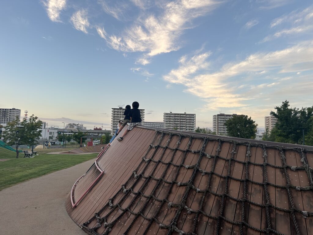 屋根の向こうに広がる夕方の空