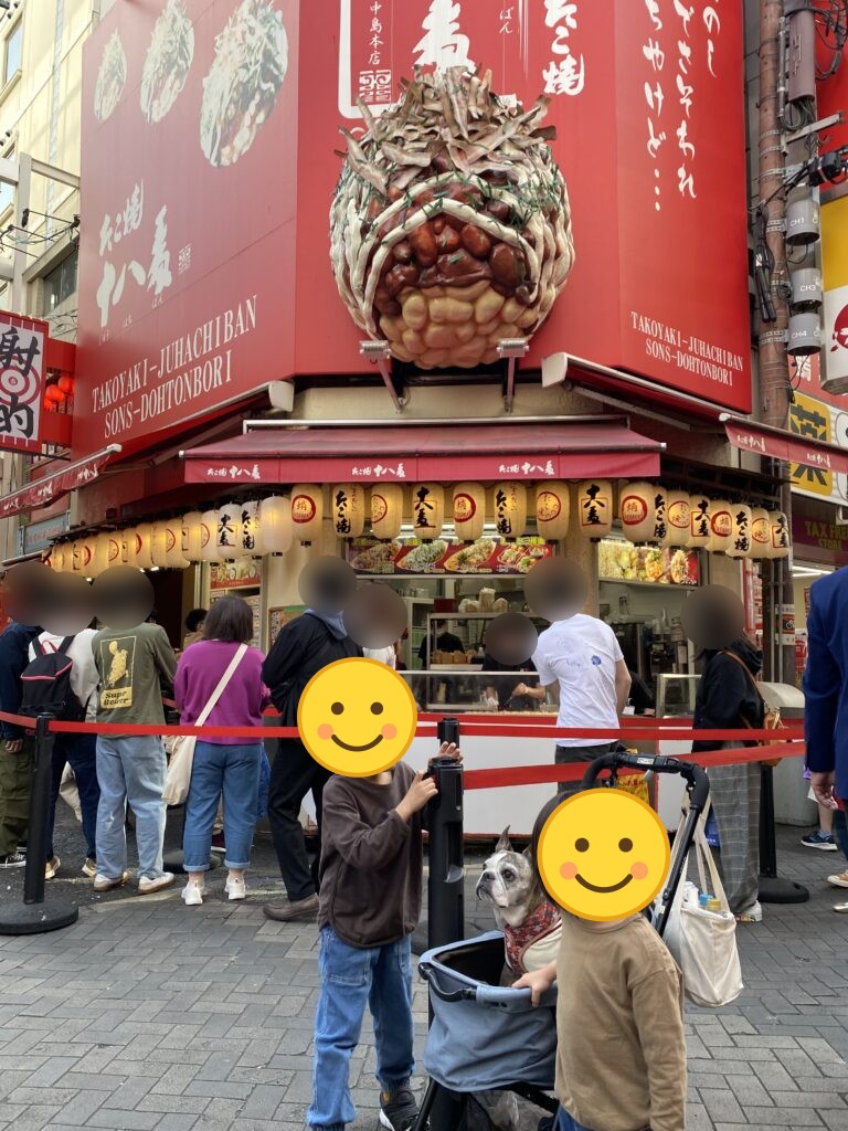 道頓堀のたこ焼き店の行列
