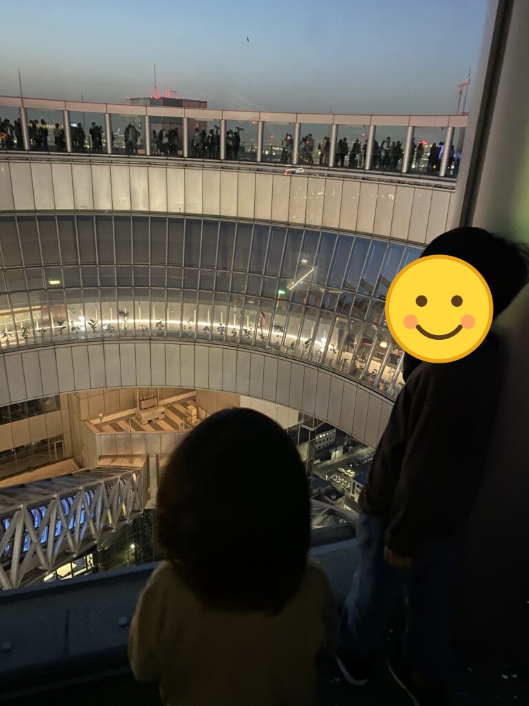 空中庭園展望台の円形の展望デッキを見下ろす子どもたち