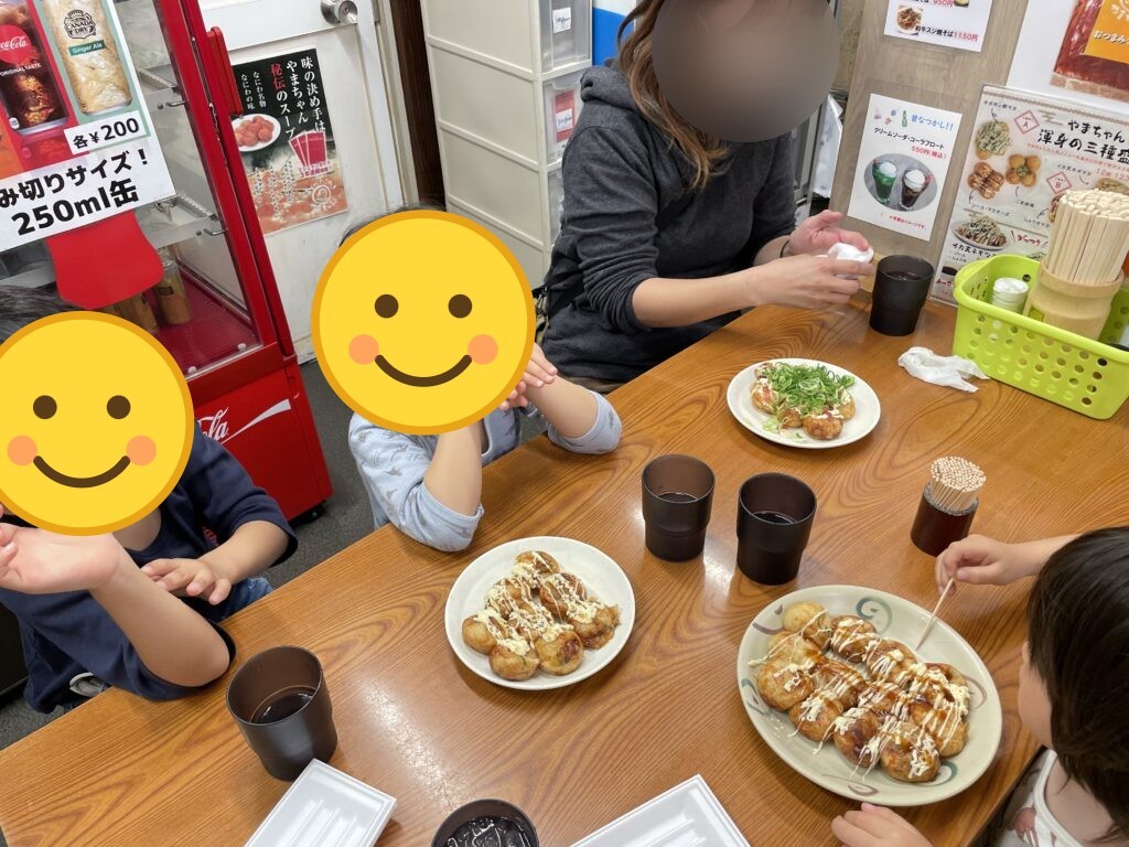 テーブルに並んだたこ焼き