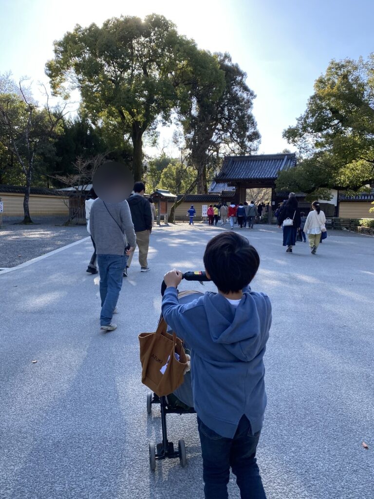 金閣寺へ続く参道を歩く子ども