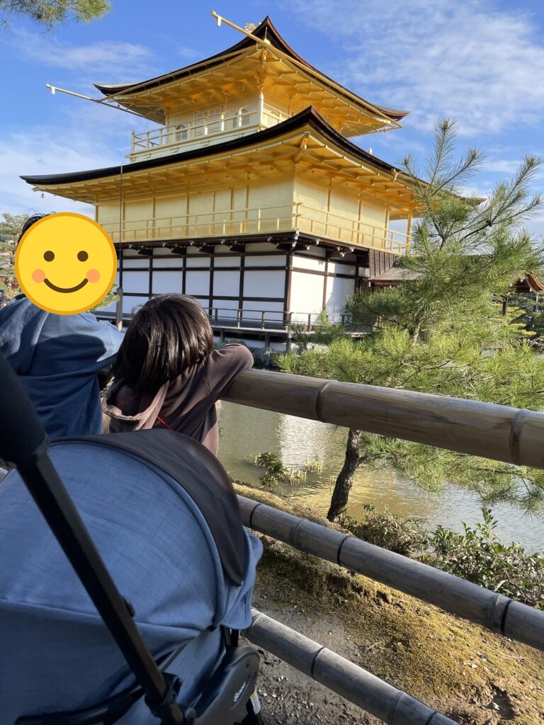 池の向こうに見える金閣